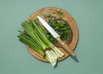 Marinuoti svogūnų laiškai žiemai – gardus priedas prie žiemos patiekalų