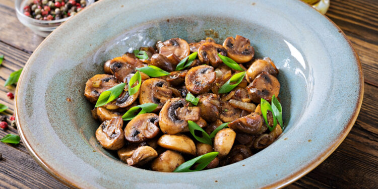 Mišrainė su grybais žiemai – aromatingas rudens receptas šaltajam sezonui