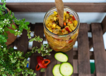 Moliūgų ir cukinijų mišrainė žiemai – gardus daržovių duetas stiklainyje