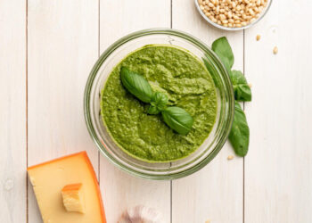 Naminis pesto padažas žiemai – aromatinga baziliko klasika