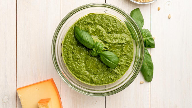 Naminis pesto padažas žiemai – aromatinga baziliko klasika