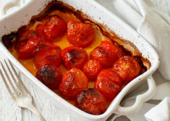 Orkaitėje keptas pomidorų padažas žiemai – sodrus ir aromatingas gardumynas stiklainyje