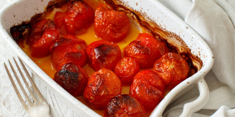 Orkaitėje keptas pomidorų padažas žiemai – sodrus ir aromatingas gardumynas stiklainyje