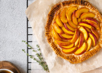 Persikų pyragas su trapia tešla ir kvapniais vaisiais