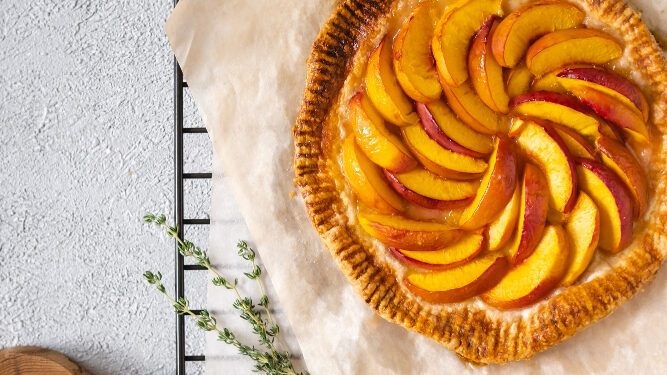 Persikų pyragas su trapia tešla ir kvapniais vaisiais