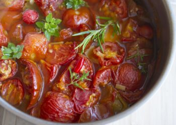 Pjaustyti marinuoti pomidorai žiemai – paprastas receptas šaltajam sezonui