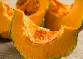 Nekaitinta moliūgų mišrainė žiemai – iš daržo tiesiai į stiklainį