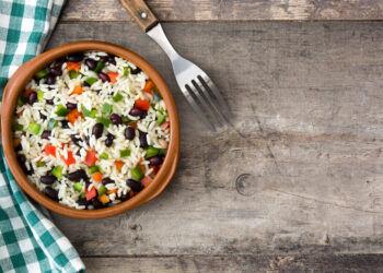 Šaukštelis žiemos Kai mieste prasideda skersvėjai, man užtenka atsukti vieną stiklainį – ir virtuvėje vėl atsiranda spalva. Baltas ryžis, juodos pupelės, žali ir raudoni kubeliai dubenėlyje atrodo lyg mozaika, o pirmas kąsnis grąžina į saulėtą rudens sekmadienį. Pasidaryk šių stiklainėlių į priekį – šaltuoju metu tai mažytė pertrauka, kuri kvepia ramybe ir namais.