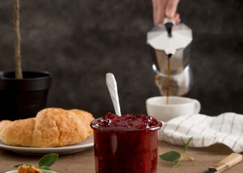 Spanguolių padažas žiemai – saldžiarūgštis gardumynas stiklainyje