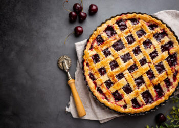 Šviežių vyšnių pyragas: vasaros skonis ant stalo