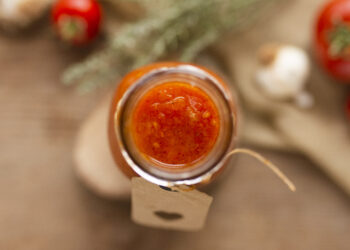 Saldžiarūgštis čili padažas žiemai – egzotiškas gardumynas stiklainyje