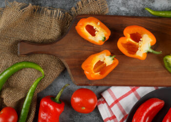 Pomidorų, paprikų, svogūnų mišrainė žiemai – aromatingas receptas šaltajam sezonui