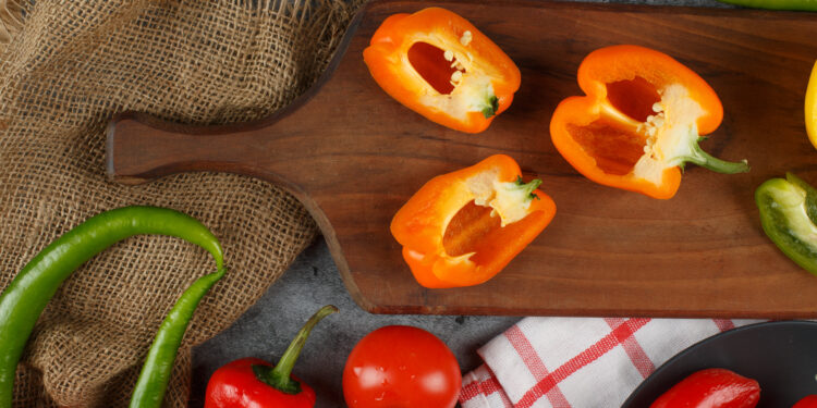 Pomidorų, paprikų, svogūnų mišrainė žiemai – aromatingas receptas šaltajam sezonui