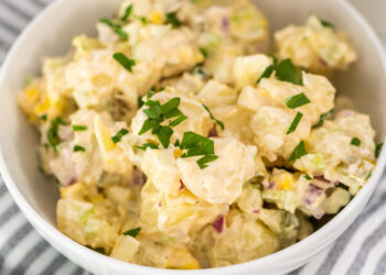 Žiedinių kopūstų salotos su kumpiu – paprastas kaimo stalo patiekalas