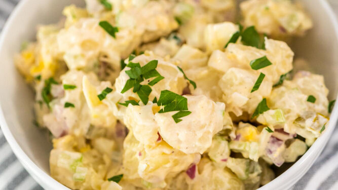 Žiedinių kopūstų salotos su kumpiu – paprastas kaimo stalo patiekalas