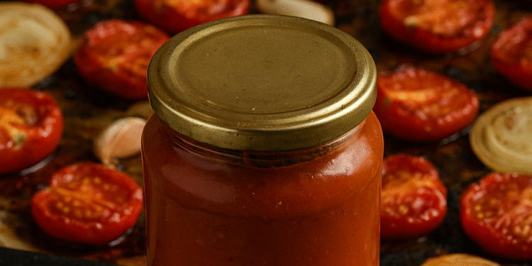 Keptų pomidorų padažas žiemai – ypatingas skonis šaltajam sezonui