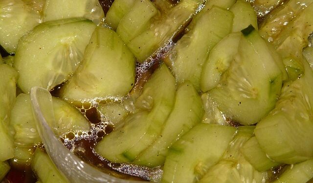 Šviežių agurkų mišrainė žiemai – gardus pasirinkimas šventiniam meniu