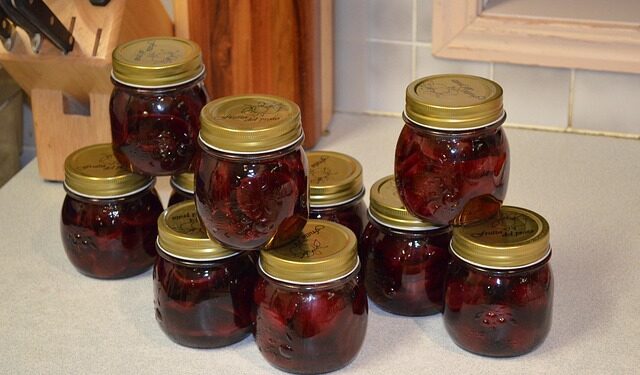 Marinuoti burokėliai obuolių sultyse žiemai – tradicinis receptas šeimos atsargoms