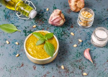 Kaip pasigaminti baziliko pesto ir kokius patiekalus su juo derinti