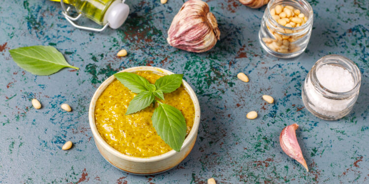 Kaip pasigaminti baziliko pesto ir kokius patiekalus su juo derinti