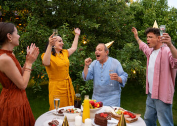 Sodo vakarėlis be didelio biudžeto: kaip sukurti smagią atmosferą