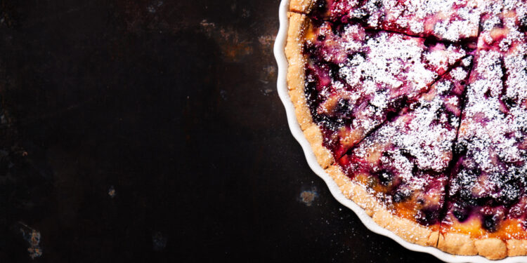 Kaip iškepti gardų vyšnių pyragą? Saldi klasika iš sodo uogų