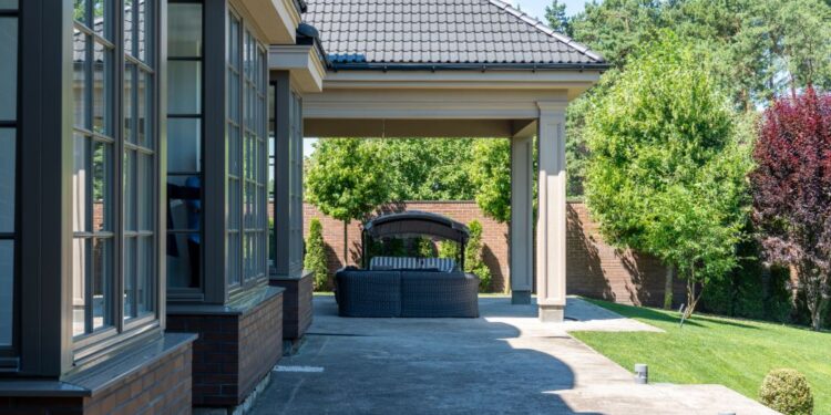 Kiek iš tikrųjų kainuoja terasos stogas ir nuo ko priklauso galutinė sąmata?