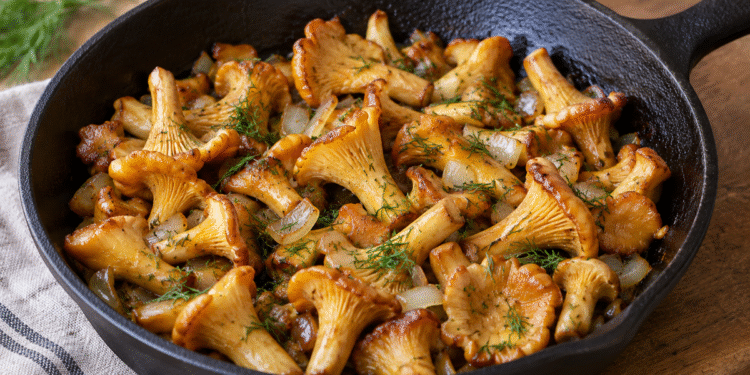 Keptuvėje apskrudusios voveraitės su svogūnais ir smulkintais krapais